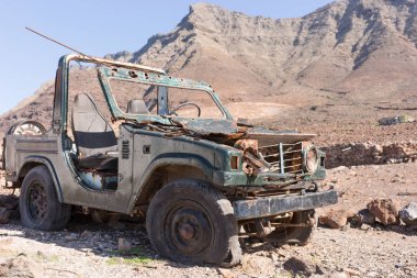 Eski paslı jeep dağda terk edilmiş duruyor