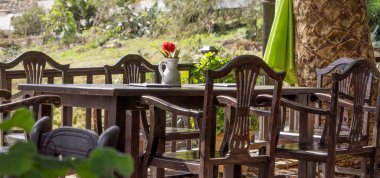 Dağlarda açık bir restoranda boş tablo