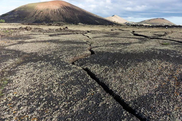 Cracked Earth Timanfaya National Park Mountains Background Lanzarote Canary Islands — Stock Photo, Image