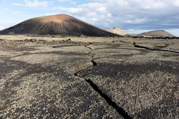 Popraskané Země Národním Parku Timanfaya Hory Pozadí Lanzarote Kanárské Ostrovy — Stock fotografie
