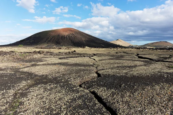 Tierra Agrietada Parque Nacional Timanfaya Montañas Fondo Lanzarote Islas Canarias — Foto de Stock