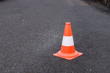 Kırmızı beyaz yol araba Emanet koni siyah asfalt üzerinde