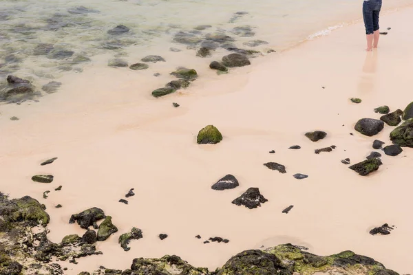 Jovem Mulher Está Praia Fuerteventura Água Vista Umas Costas — Fotografia de Stock