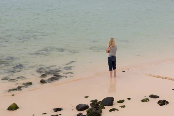 Jovem Mulher Está Praia Fuerteventura Água Vista Umas Costas — Fotografia de Stock