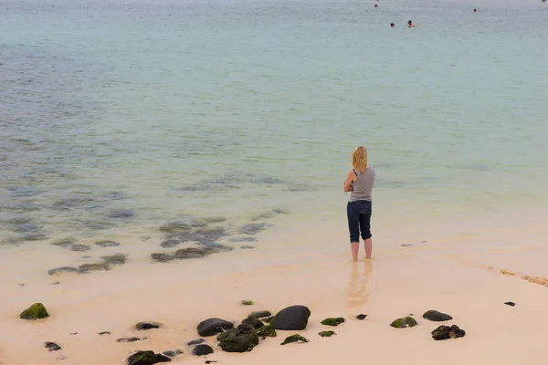 Jovem Mulher Está Praia Fuerteventura Água Vista Umas Costas — Fotografia de Stock