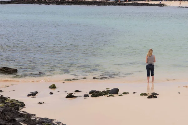 Jovem Mulher Está Praia Fuerteventura Água Vista Umas Costas — Fotografia de Stock