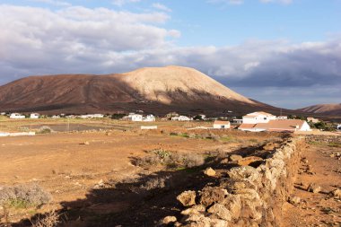La Oliva bölgesinde bulutlu gökyüzü ile manzara. Fuerteventura, Kanarya Adaları, İspanya