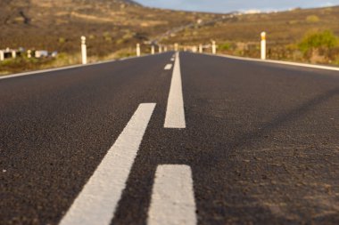 Asfalt yol dağlara gidiyor. Closeup asfalt yol