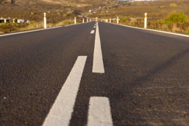 Asfalt yol dağlara gidiyor. Closeup asfalt yol