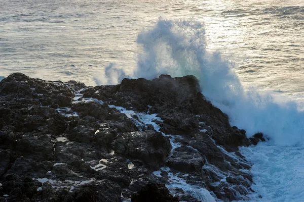 Ola Fuerte Encuentra Con Rocas Lava Costa Atardecer — Foto de Stock