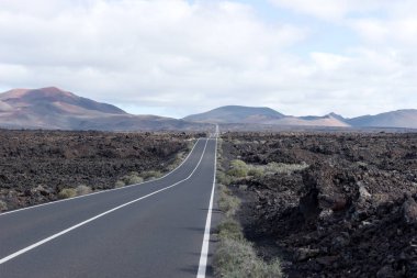 Sonsuz Otoban volkanik manzara aracılığıyla. Lanzarote. Kanarya Adaları. İspanya