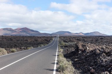 Sonsuz Otoban volkanik manzara aracılığıyla. Lanzarote. Kanarya Adaları. İspanya