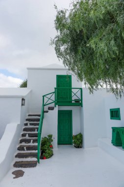 Cadde görünümü güzel konut beyaz ve yeşil evin Lanzarote, Kanarya Adaları, İspanya