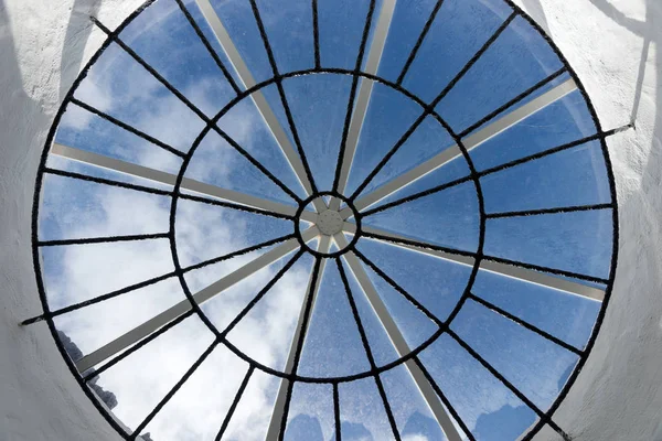 Круглое Окно Крыше Видом Небо Облака — стоковое фото