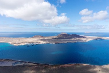 Volkanik ada La Graciosa. Lanzarote, Kanarya Adaları, İspanya'dan görünüm