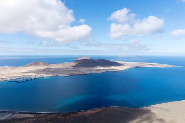 Volkanik ada La Graciosa. Lanzarote, Kanarya Adaları, İspanya'dan görünüm