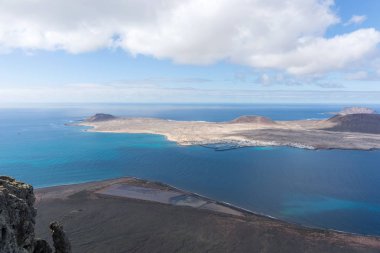 Volkanik ada La Graciosa. Lanzarote, Kanarya Adaları, İspanya'dan görünüm