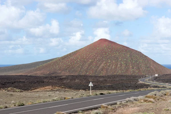 Vegetación Escasa Las Montañas Volcánicas Lanzarote Islas Canarias España — Foto de Stock