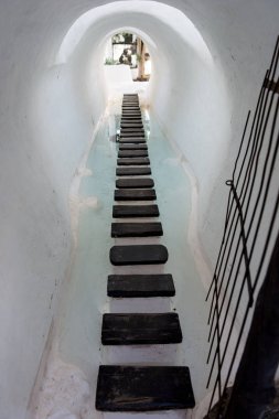 Beyaz kemerli tünelinden ahşap patika