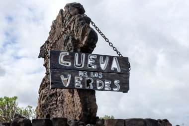 Giriş işareti önünde Cueva de los Verdes, Lanzarote şaşırtıcı bir lav tüp ve turistik cazibe. Kanarya Adaları. İspanya