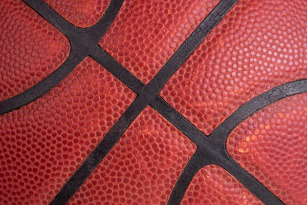 背景の暗い赤のバスケット ボールのクローズ アップ ビュー — ストック写真