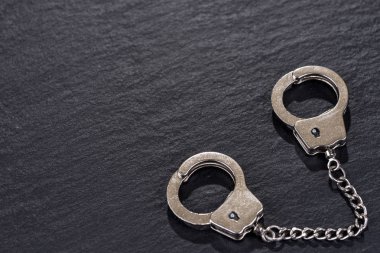 Gümüş kelepçe siyah arka plan üzerine izole kapalı