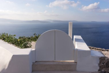 Akdeniz, Oia, Santorini bakan beyaz kapı. Yunanistan