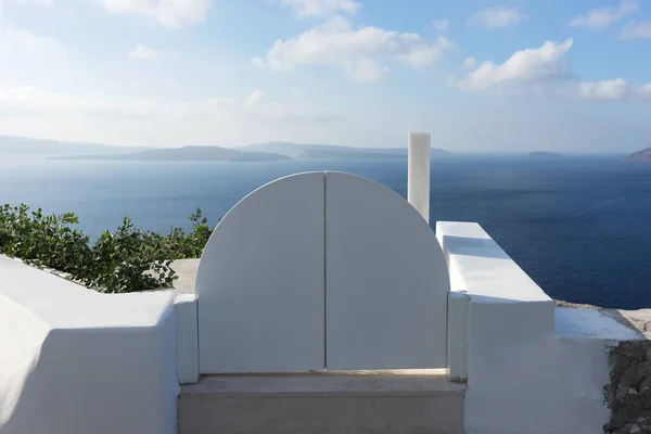 Witte Deur Met Uitzicht Middellandse Zee Oia Santorini Griekenland — Stockfoto