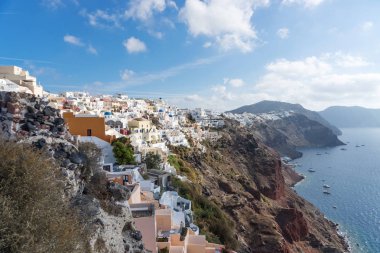 Santorini Adası üzerinde Oia şehir üzerinde görüntüleyin. Yunanistan