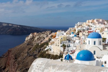 Santorini Adası üzerinde Oia şehir üzerinde görüntüleyin. Yunanistan
