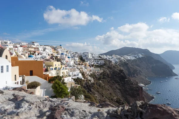 サントリーニ島のイアの街上を表示します ギリシャ — ストック写真