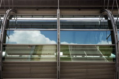 Bir modern Cam bina yuvarlak cephe