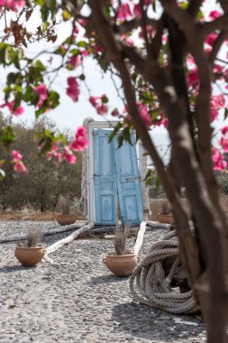 Parkta tek eski kırık kapı