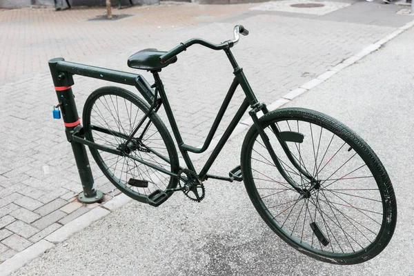 Vieja Bicicleta Como Barrera Bulevar —  Fotos de Stock