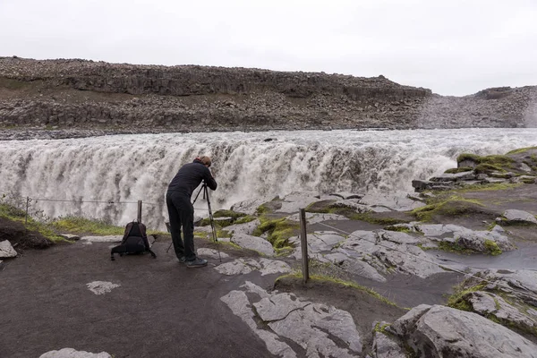 Fotografie Człowiek Ogromny Wodospad Dettifoss Islandii — Zdjęcie stockowe
