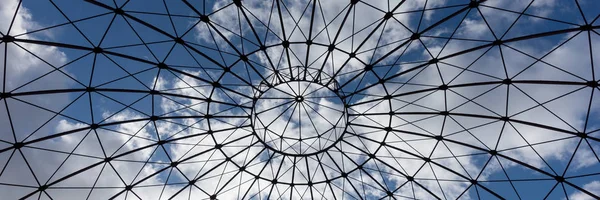 Vista Inferior Una Estructura Hierro Con Cielo Azul Nubes Fondo — Foto de Stock