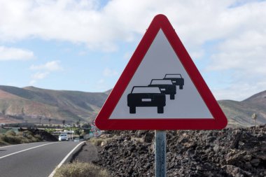 Yol işareti uyarı trafik sıkışıklığı sokakta