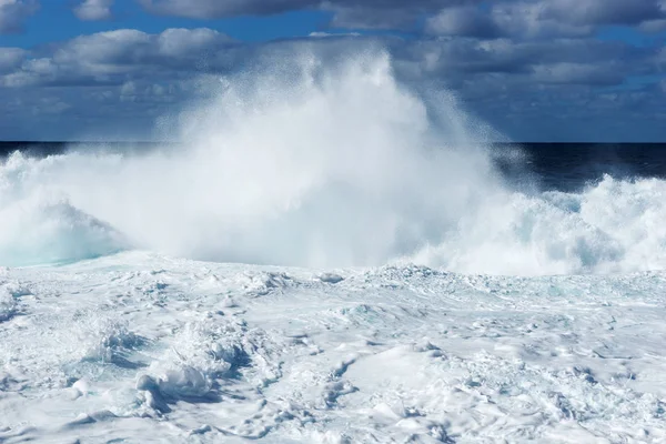 Grandes Ondas Praia Salpicos Água Mar Com Onda Espumosa — Fotografia de Stock