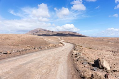 Kuru Tozlu yol dağlara yol açar