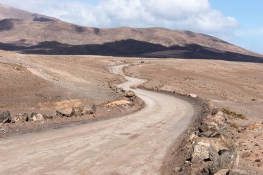 Kuru Tozlu yol dağlara yol açar