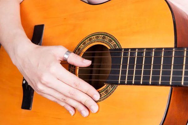 Крупним Планом Молода Жінка Грає Акустичній Гітарі Дівчина Підліток Вчиться — стокове фото