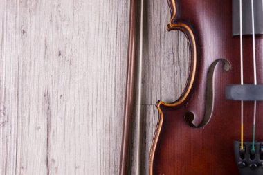 Ahşap arka planda izole klasik keman detayı. Eski kemanın stüdyo çekimi. Klasik müzik aleti