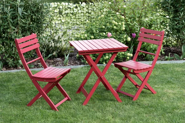 Zona Relax Con Due Sedie Rosse Tavolo Rosso Accogliente Giardino — Foto Stock