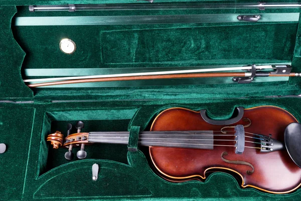 Violino Classico Giace Nella Valigia Con Velluto Verde — Foto Stock