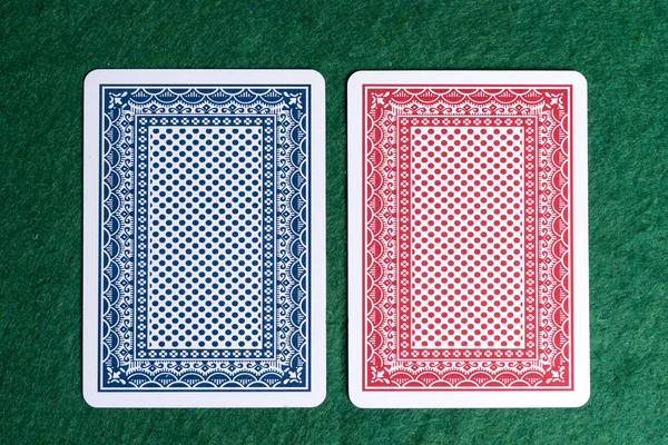 Voltar Das Duas Cartas Baralho Cartões Cor Vermelha Azul Mesa — Fotografia de Stock