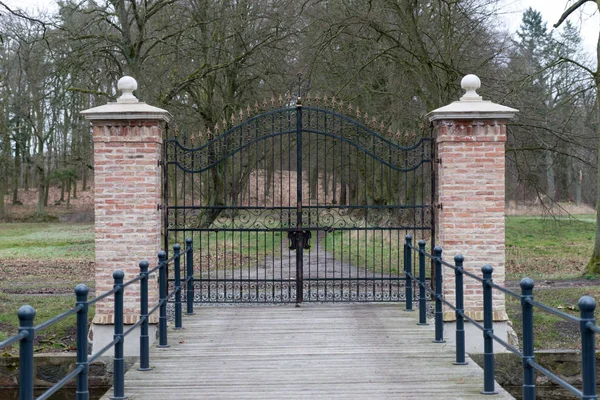 Puerta Hierro Forjado Cerrada Con Dos Columnas Piedra — Foto de Stock