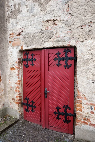 Red Old Gate Black Fittings Old Wall — Stock Photo, Image