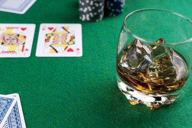 Kartları ve fişleri ile poker masasında Buz Üzerinde Scotch Cam