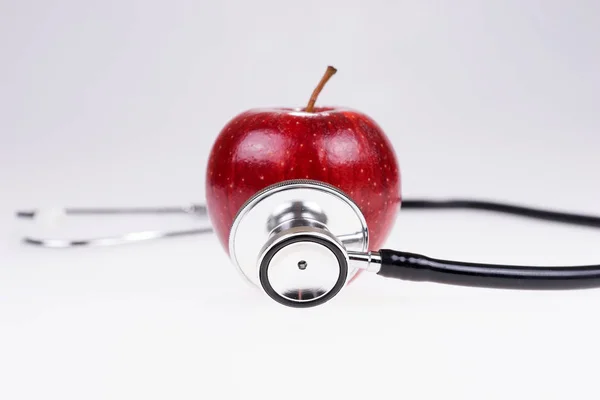 Manzana Estetoscopio Aislados Blanco Comida Saludable Concepto Estilo Vida —  Fotos de Stock