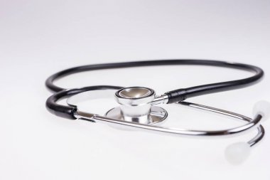 Kalp atışı ve basınç ölçümü için tıbbi stetoskop beyaz izole